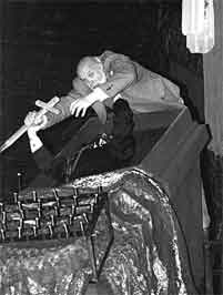 Радикальное средство против вампира - 
осиновый кол. Ван Хелсин (А.Свинцов) и Дракула