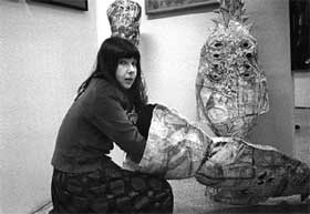 Марина Селезнёва одушевляет свои неодушевленные объекты в вятской М-Галерее. 1996
