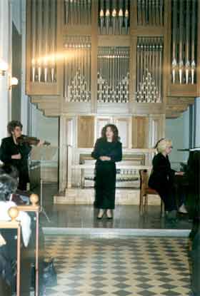 В органном зале поет Тамара Воробьева