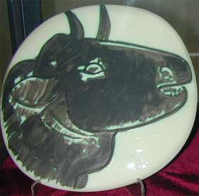 П.Пикассо. Панно «Голова быка». 1950-е. Керамика, роспись.