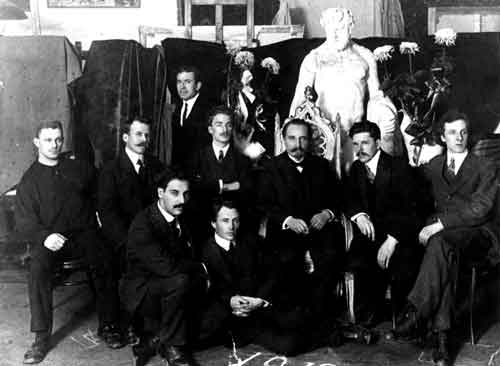 Мастерская В.Савинского (он - в кресле). Первый справа - вятский художник М.Платунов. Второй слева - А.Фищев. 1913