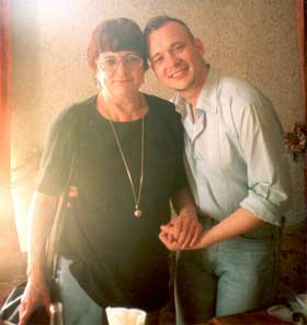 Х.Клюге и поэт Андрей Левашов, любитель тюльпанов и любовных стихов. Июнь 2002