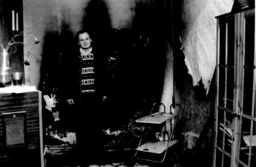 Н.Голиков после ночного пожара в М-Галерее. 1997